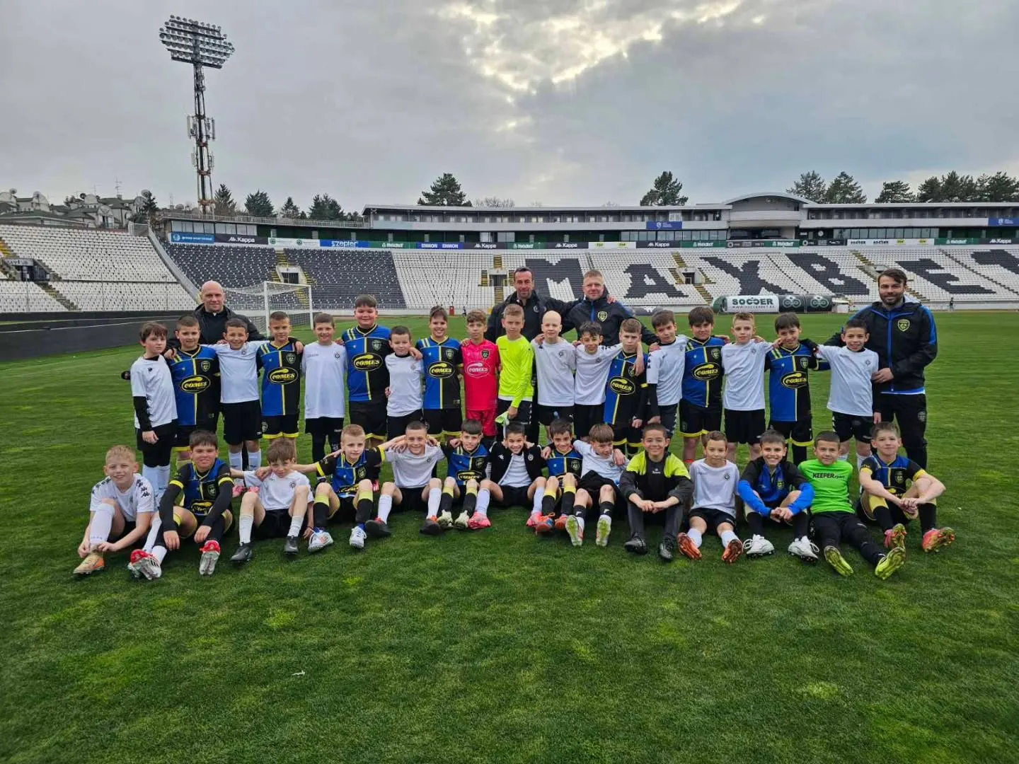 Ekipa i treneri na travi stadiona posle prijateljske utakmice