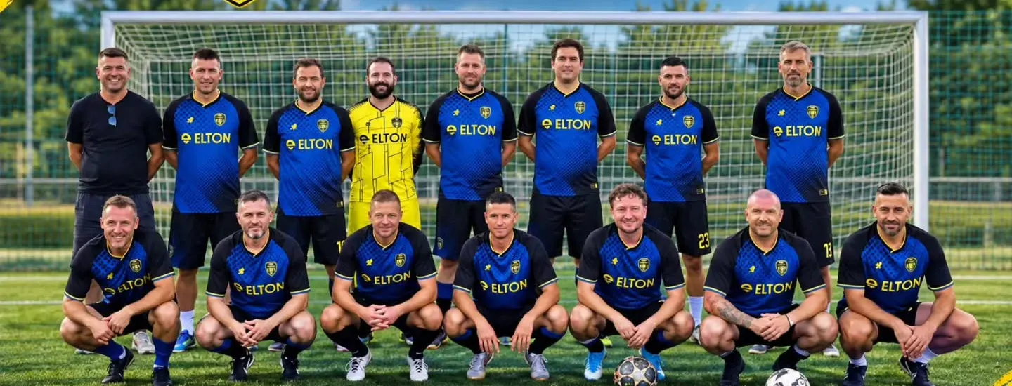 Selekcija veterana u plavim dresovima ispred gola